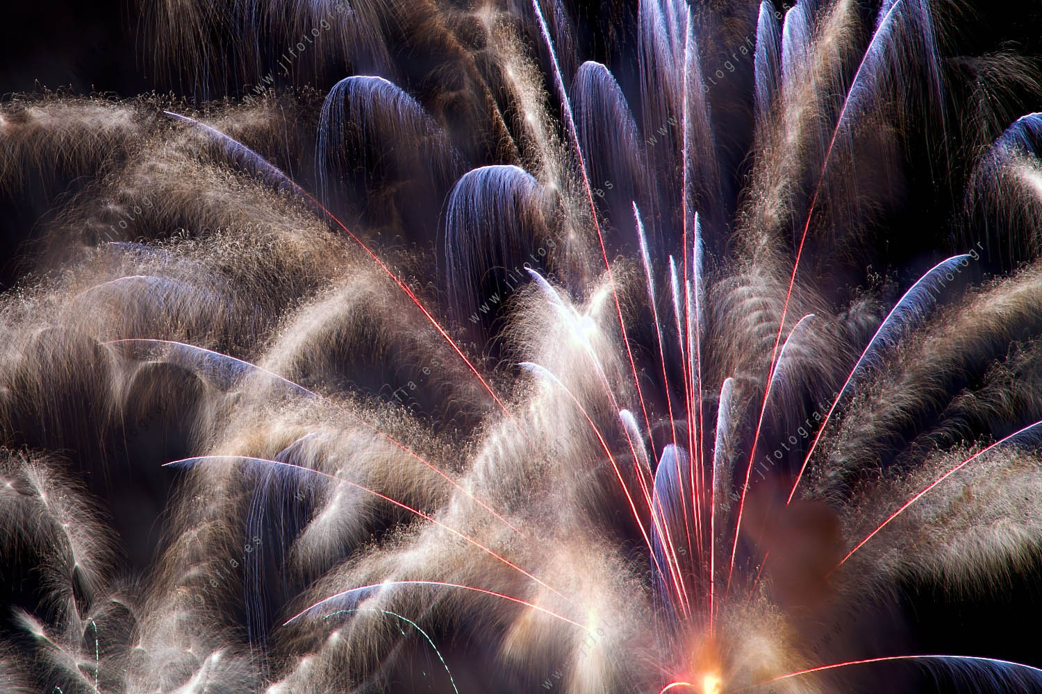 Fotografía de fuegos artificiales de la semana grande de fiestas de Bilbao, detalle de fuegos conjunto de colores