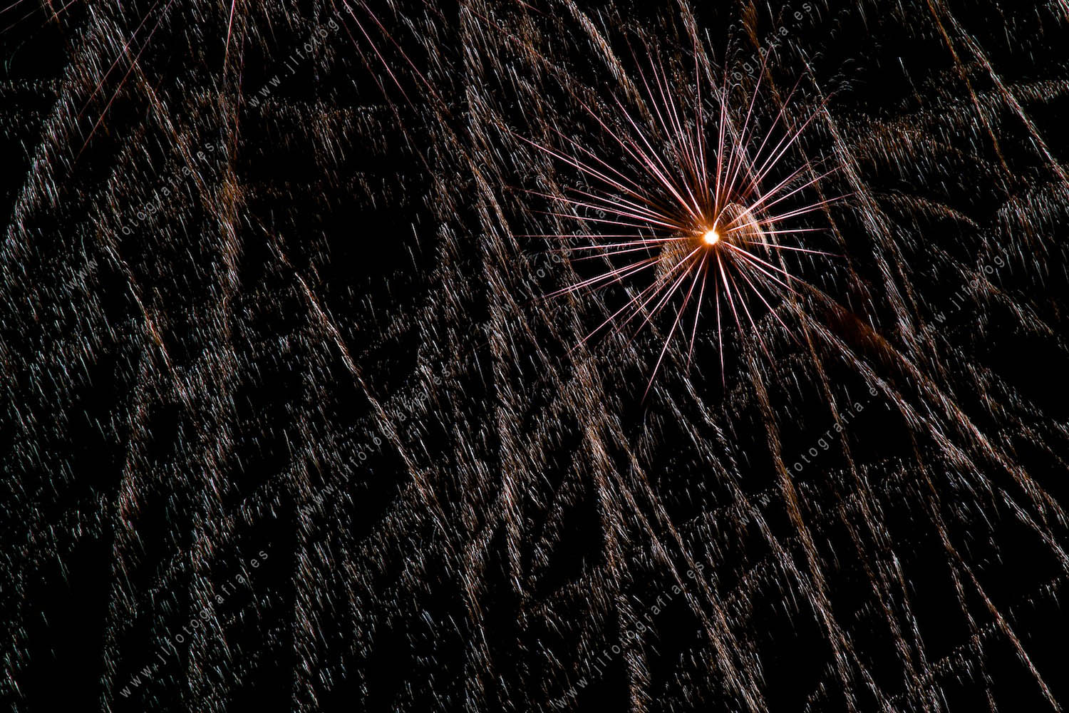 Fotografía de fuegos artificiales de la semana grande de fiestas de Bilbao, detalle de fuegos explosión en el fondo