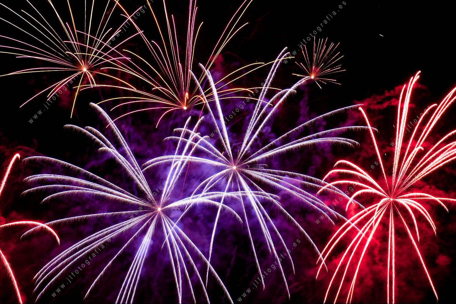 Fotografía de fuegos artificiales de la semana grande de fiestas de Bilbao, detalle de fuegos desde miribilla violetas y rojos