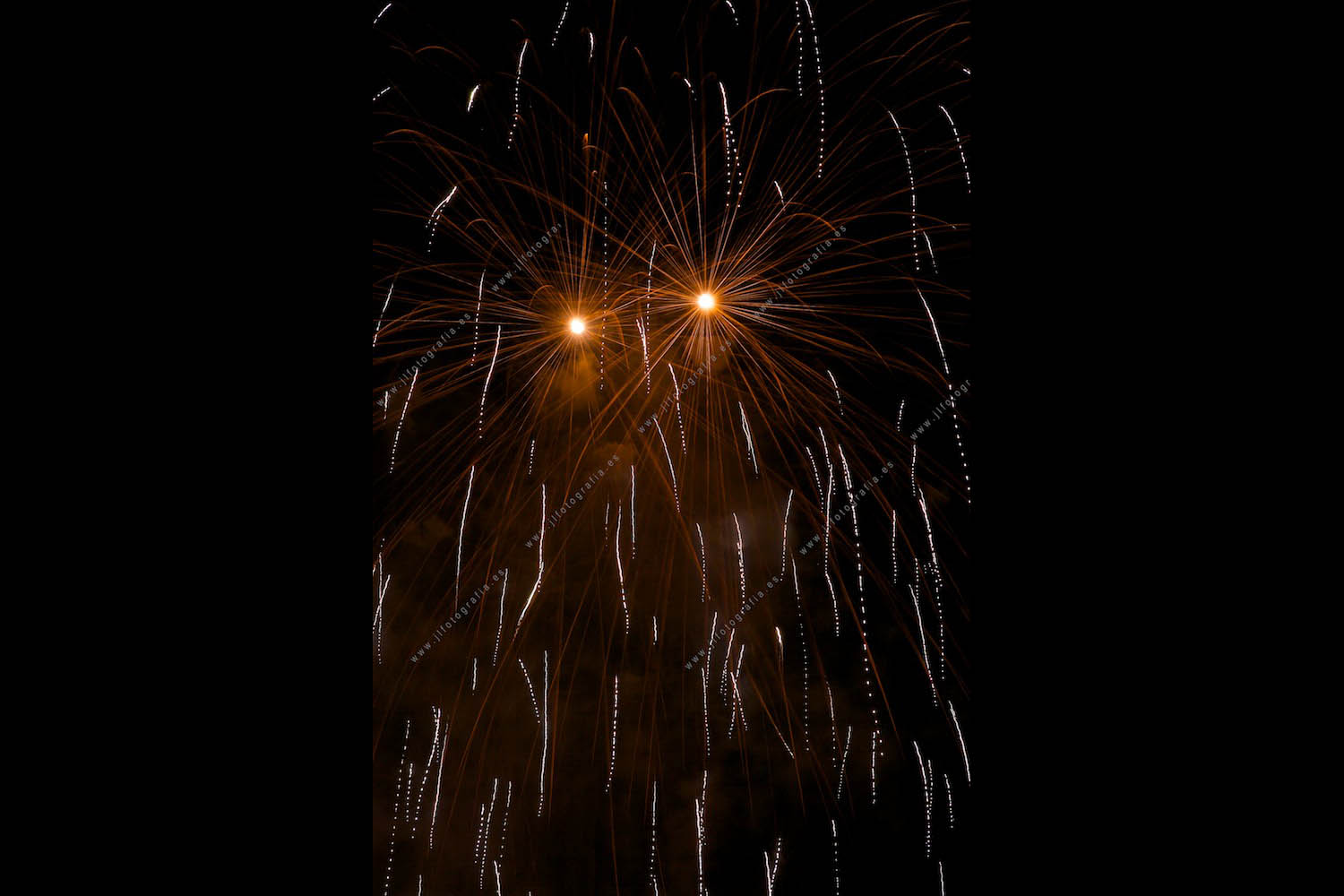 Fotografía de fuegos artificiales de la semana grande de fiestas de Bilbao, detalle de fuegos parecen ojos