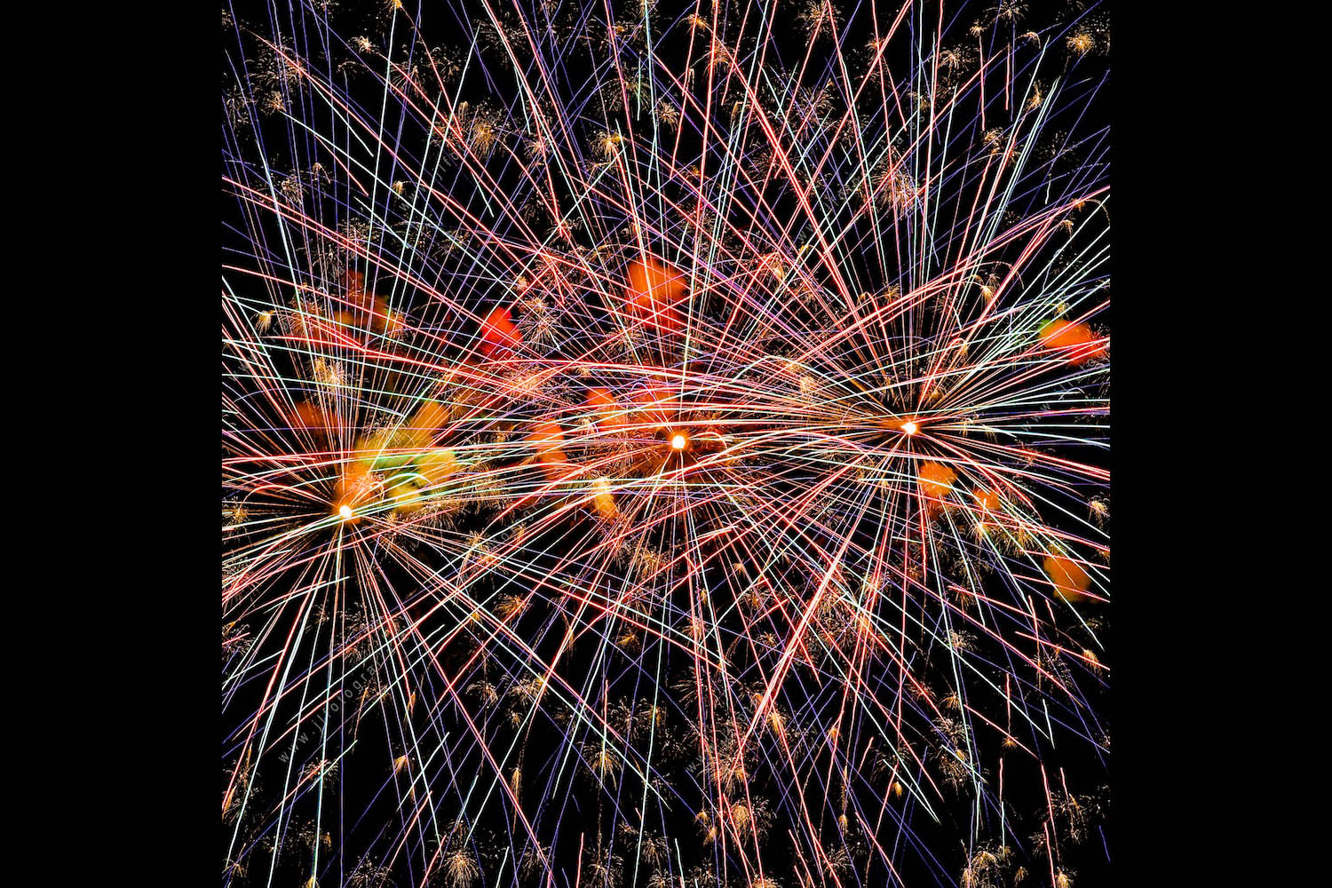 Fotografía de fuegos artificiales de la semana grande de fiestas de Bilbao, detalle de fuegos desde la salve de muchos colores
