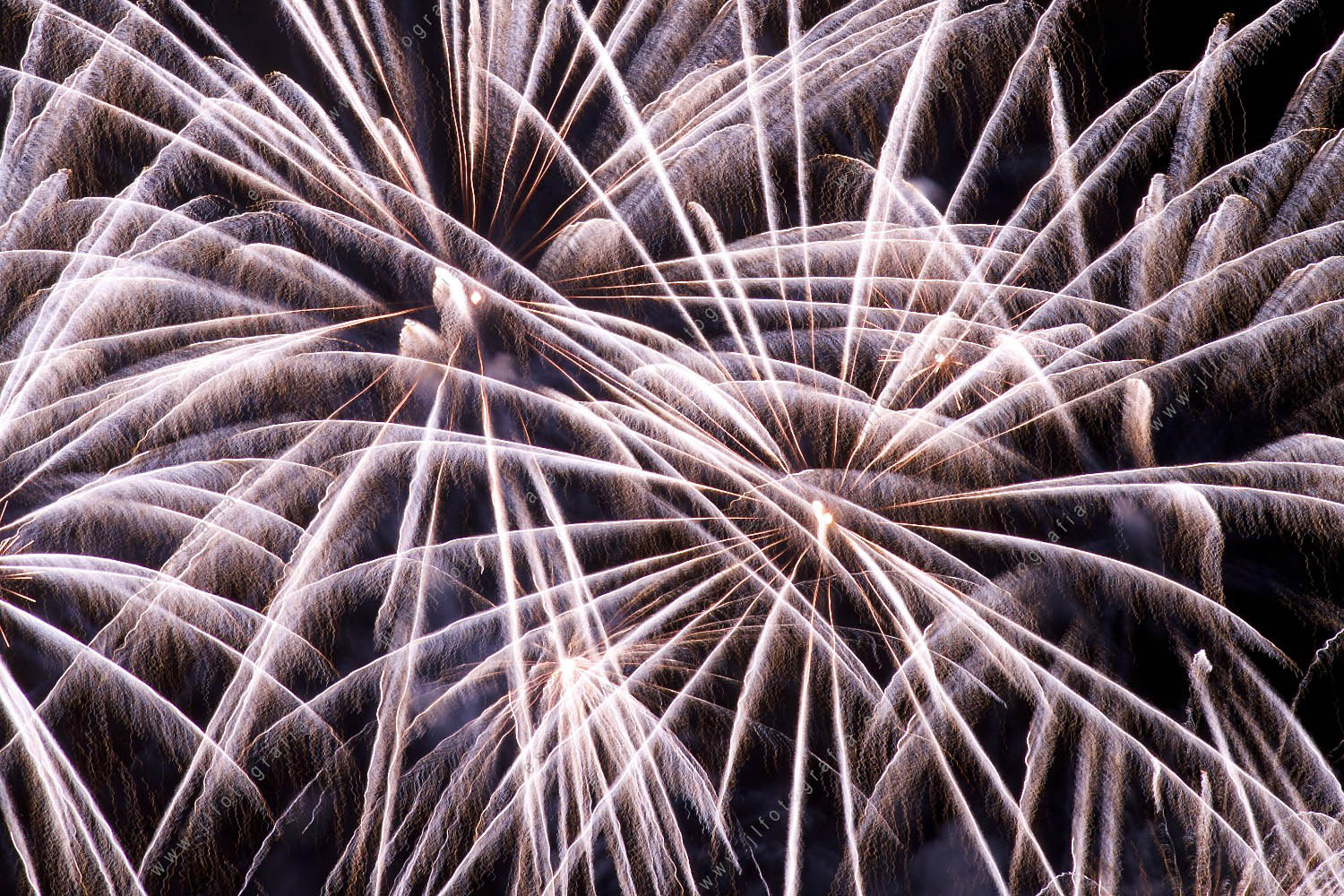 Fotografía de fuegos artificiales de la semana grande de fiestas de Bilbao, detalle de fuegos blancos, desde el Arenal