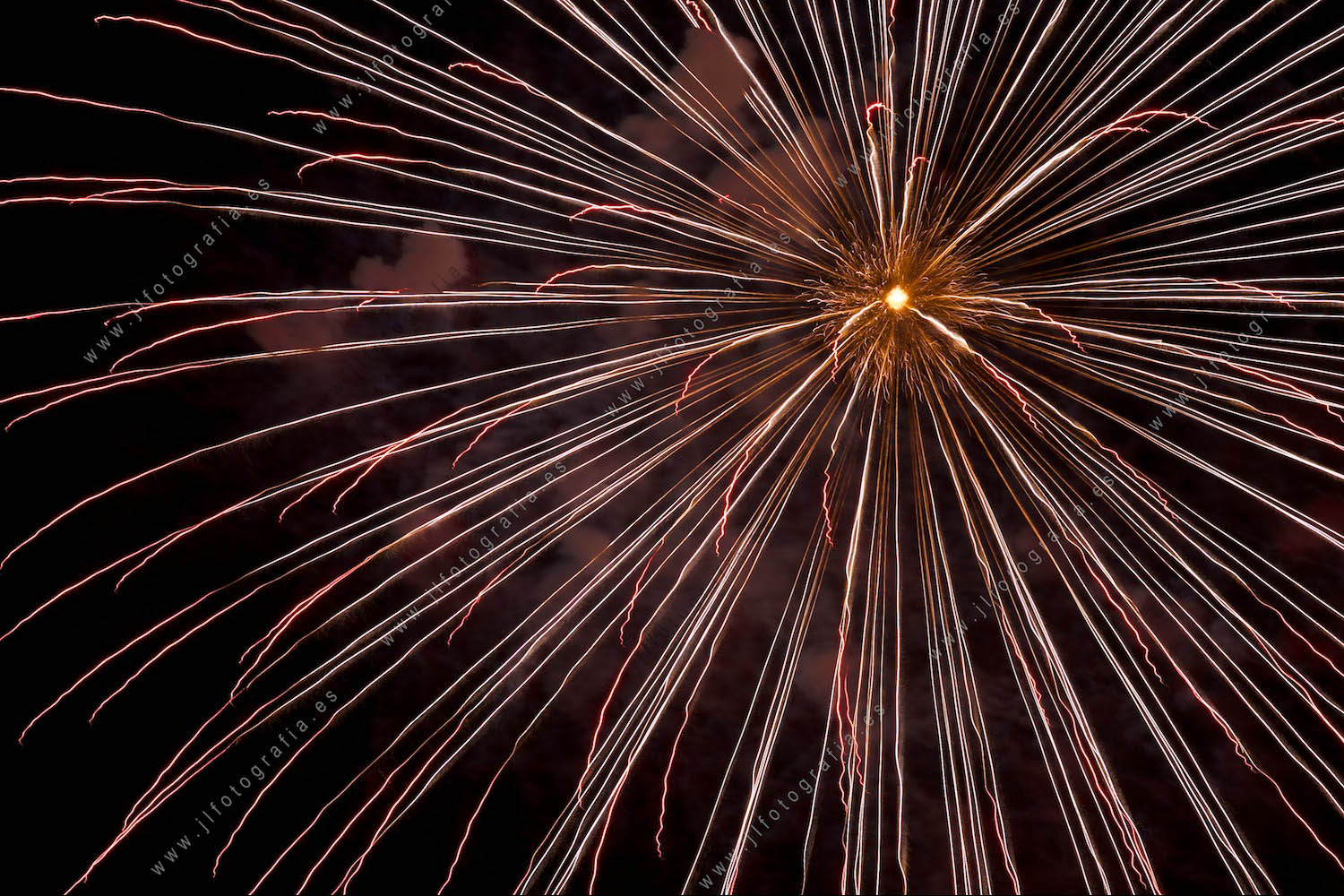 Fotografía de fuegos artificiales de la semana grande de fiestas de Bilbao, detalle de fuegos palmera anaranjada