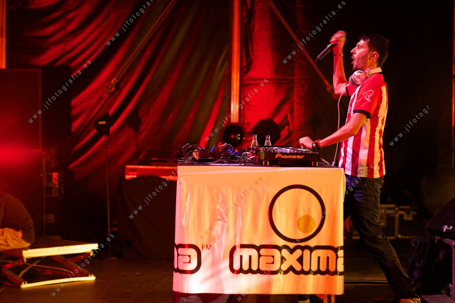 el locutor de radio y djJose AM dándolo todo, en la sesión dance de Máxima FM en el parque Europa durante la Aste Nagusia