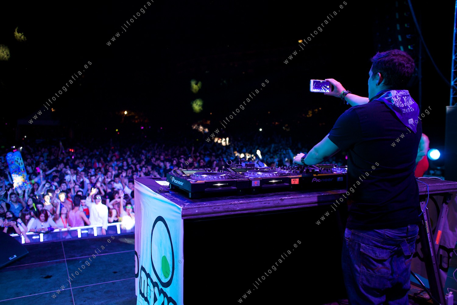 el dj Ramses en la sesión dance de la Máxima FM en aste Nagusia de Bilbao, haciendo un selfie