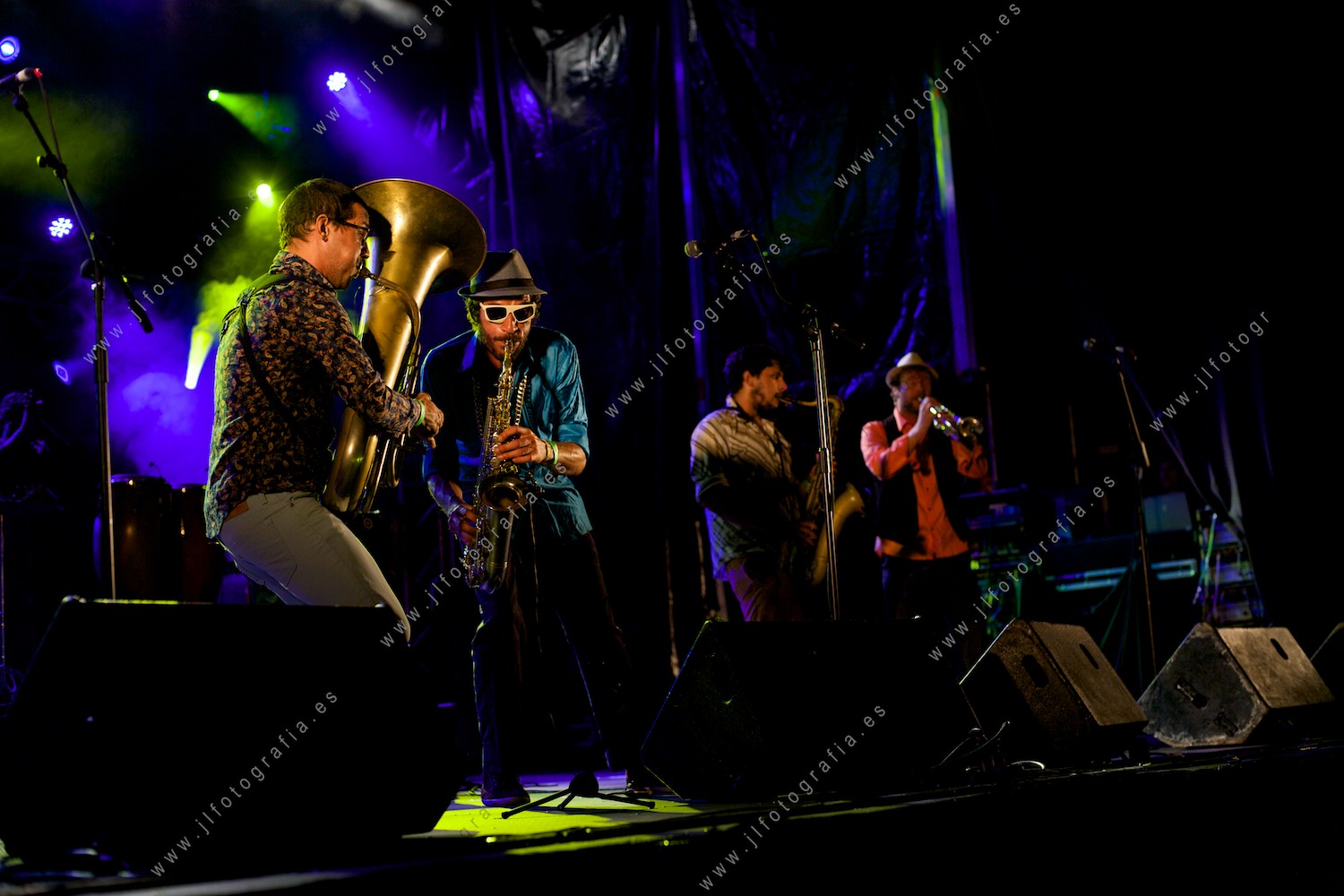 el grupo portugués Kumpania Algazarra de música mezcla de los balcanes y folck en la plaza Nueva de Bilbao en la Aste Nagusia