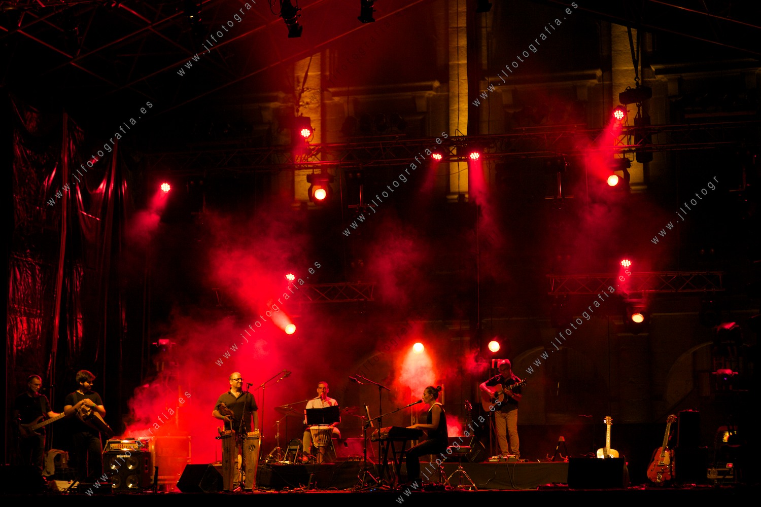 grupo musical de música tradicional vasca y pop en la Plaza Nueva de Bilbao durante la semana grande