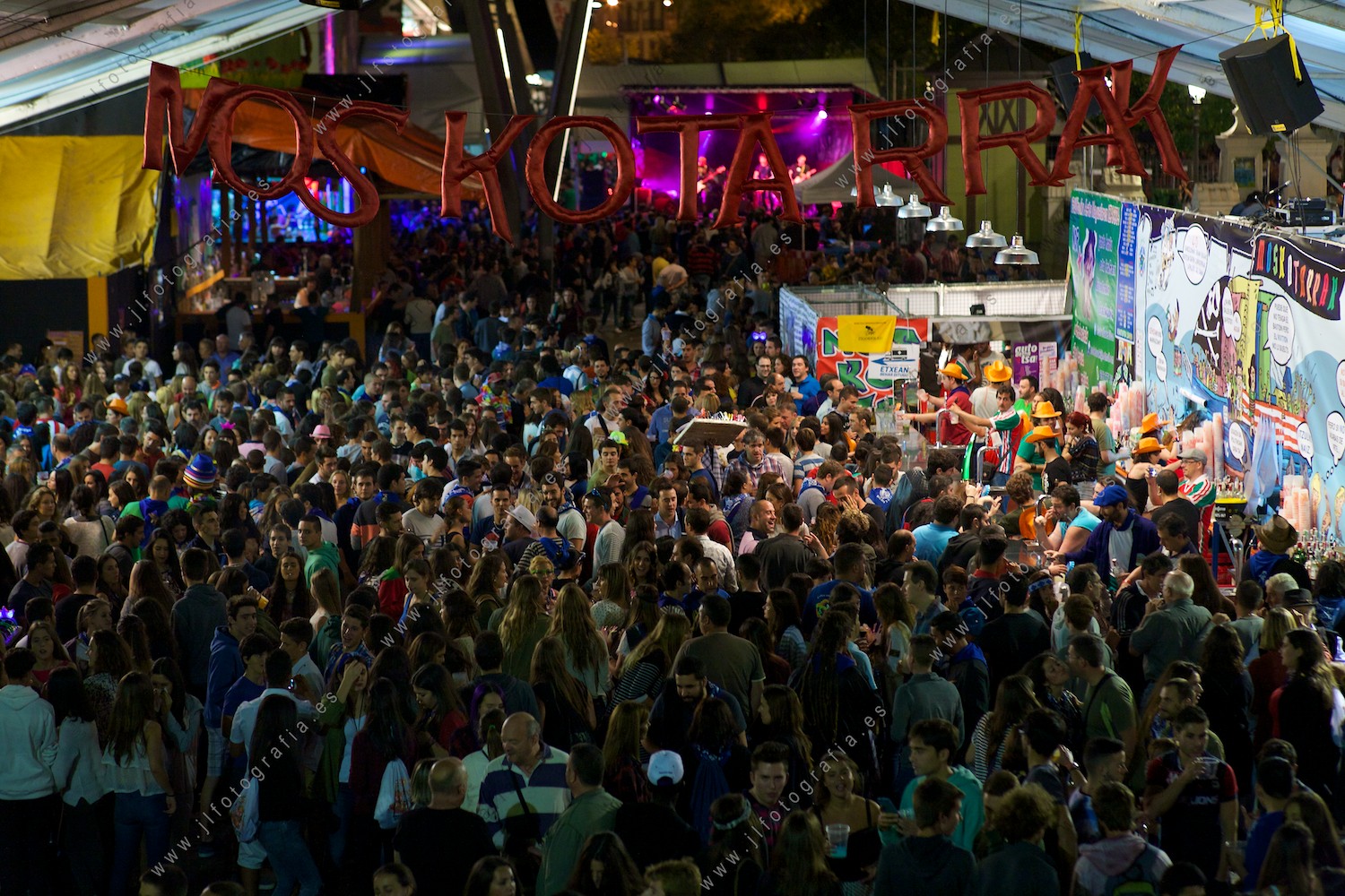 Las txoznas de las fiestas de Bilbao comienzan en el Arenal con la tradicional Moskotarrak