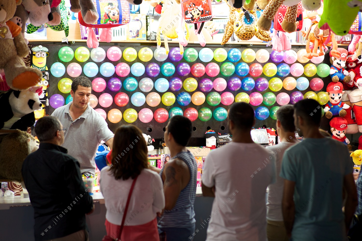 En las barracas del parque de Etxebarria, niños y mayores se divierten y prueban suerte para conseguir el premio