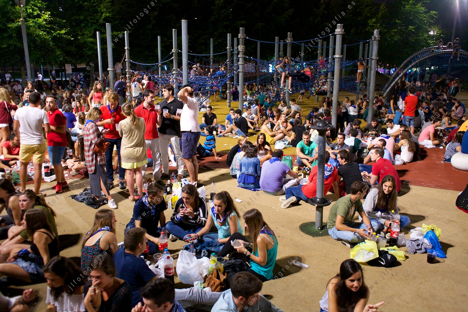 Mucha gente haciendo botellón en el parque infantil de Abando Ibarra durante la aste Nagusia de Bilbao
