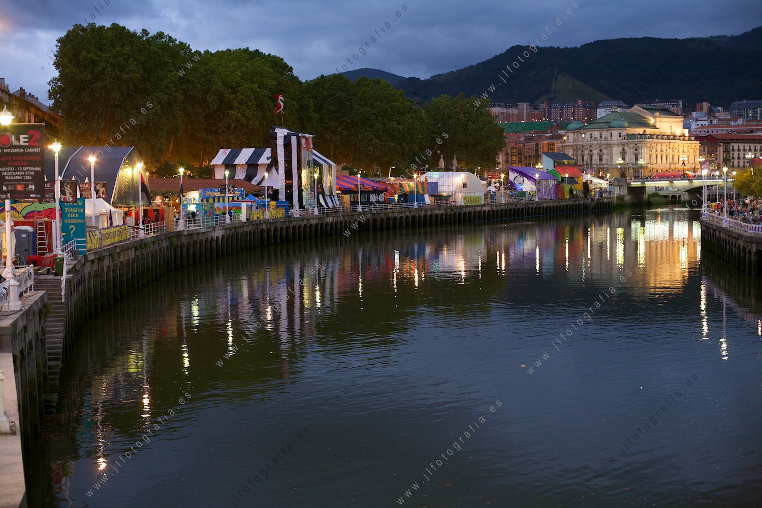 vista panorámica de la ría de Bilbao con las txoznas en la orilla del Nervión a su paso por el Arenal