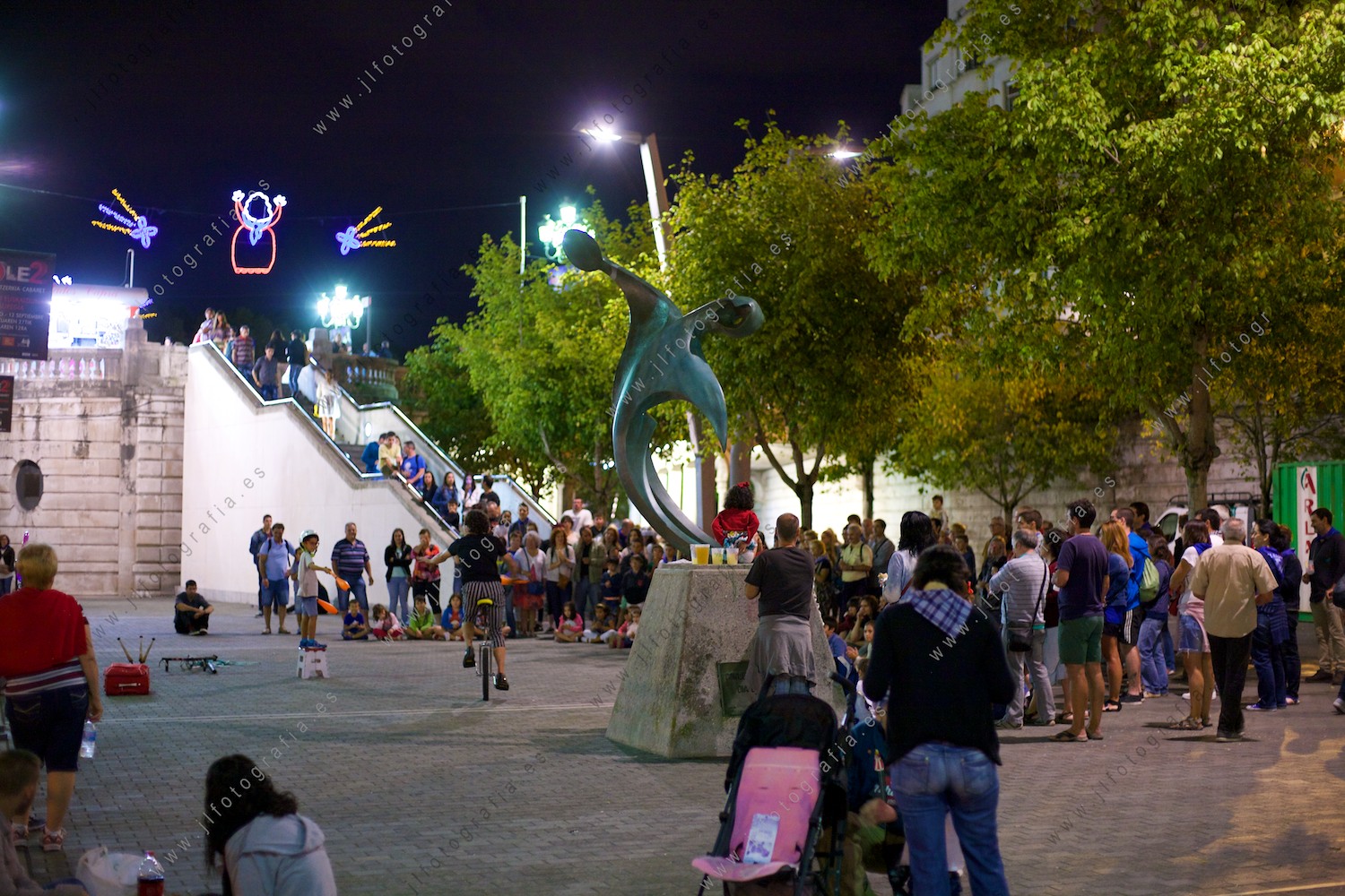 La actuación de malabarista del circo canival en las fiestas de Bilbao, aste nagusia