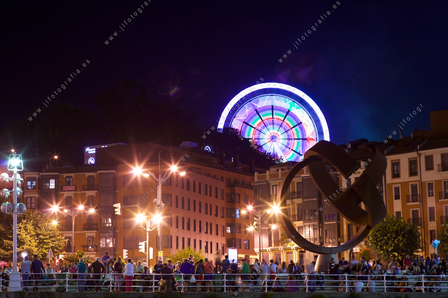 La variante Ovoide con la noria detrás, durante la noche de aste nagusia de Bilbao