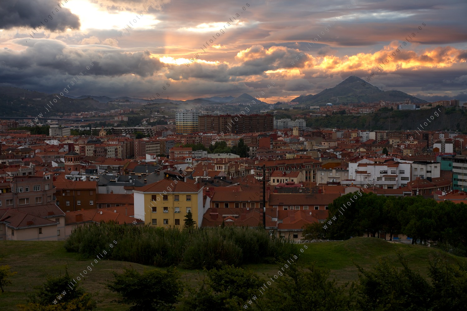 Puesta de sol desde el monte Rontegi de Barakaldo, con el sol bañando de fuego las nubes