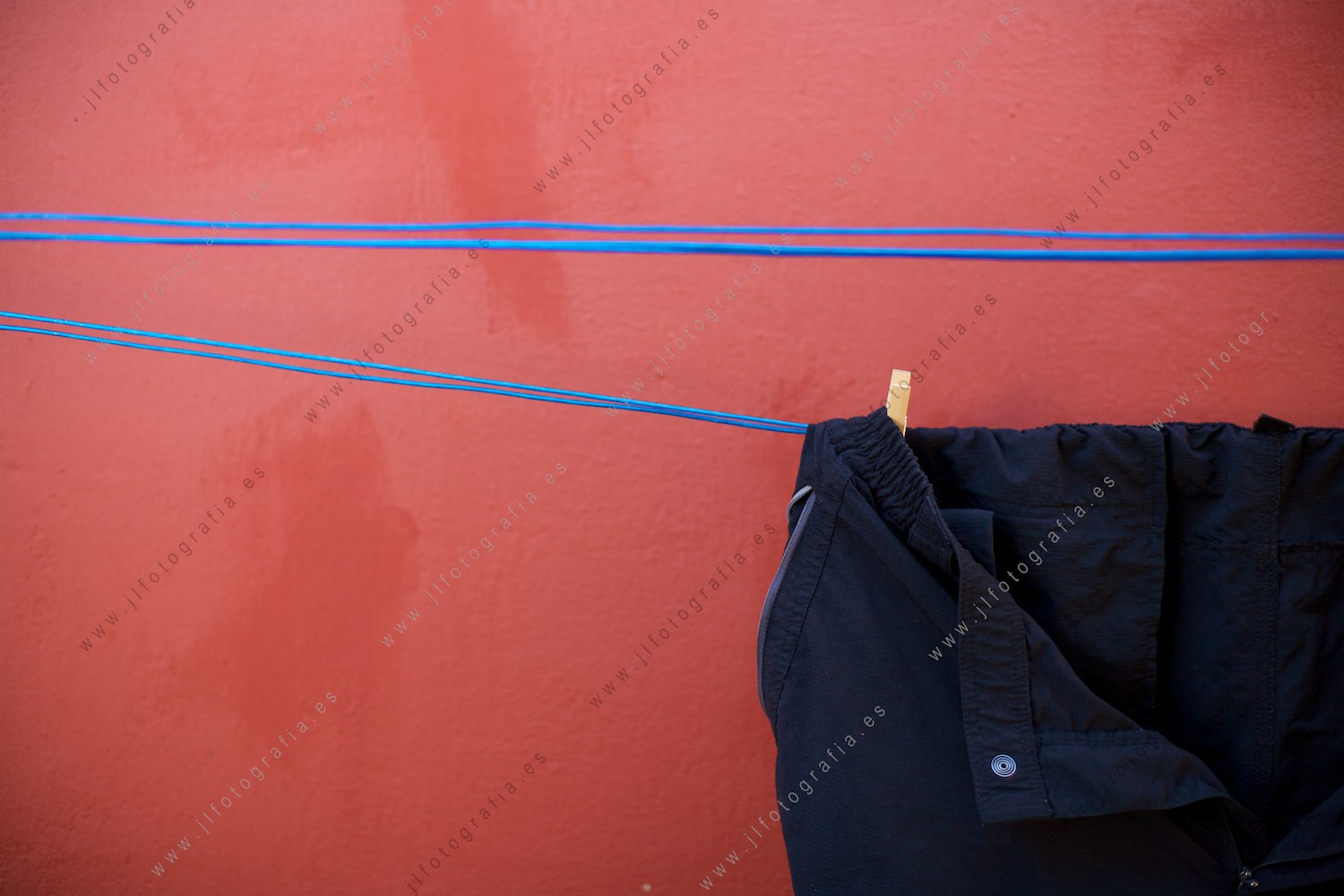 Foto de detalle de un colgador en un pueblo de burgos, con composición por saturación, colores complementarios