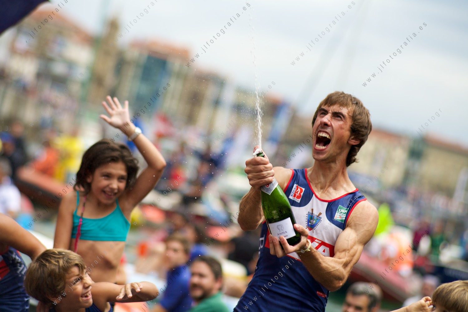Gorka el patrón de la trainera Bermeotarra Bou Bizkaia, celebrando con cava la victoria en la regata de la bandera de la Concha 2015