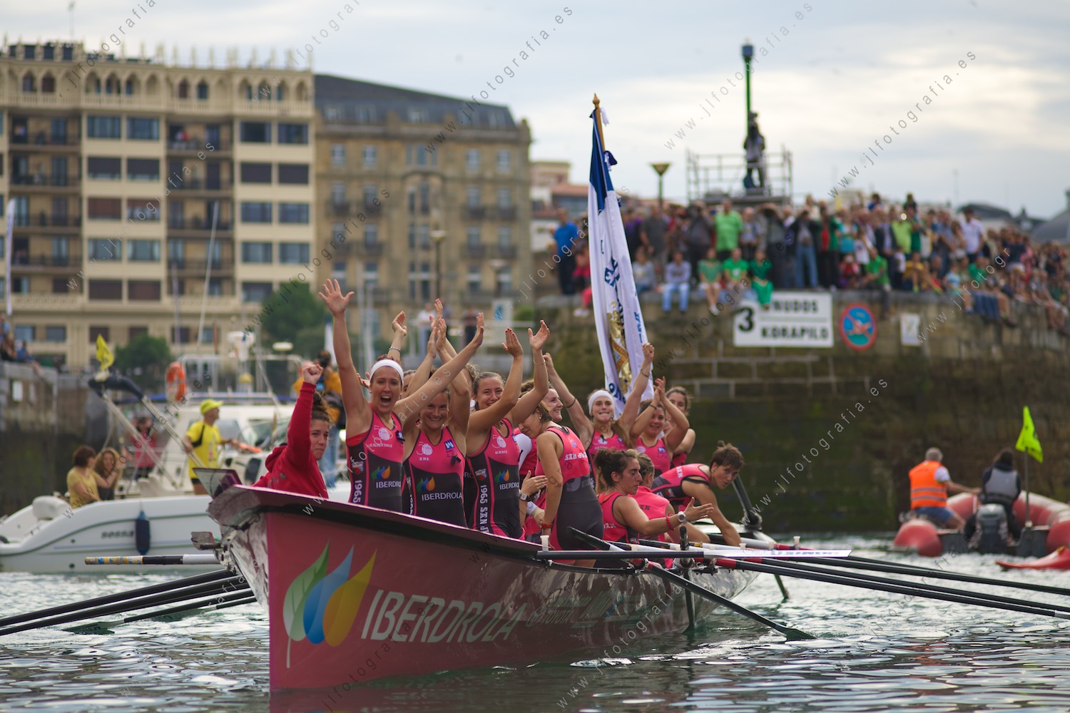La embarcación femenina de San Juan, victoriosa de la la bandera de la Concha de Donostia llegando a puerto llenas de alegría