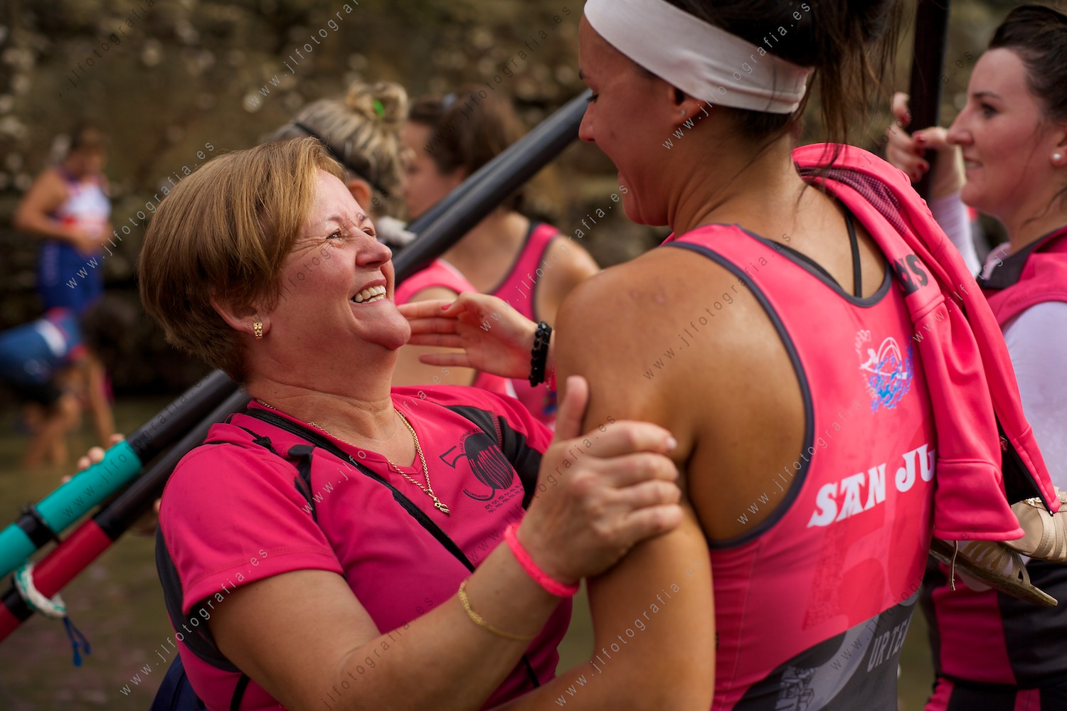 Retrato de la emoción de la victoria en la bandera de la Concha de Donostia de la regata femenina, una madre mirando orgullosa a su hija, de San Juan