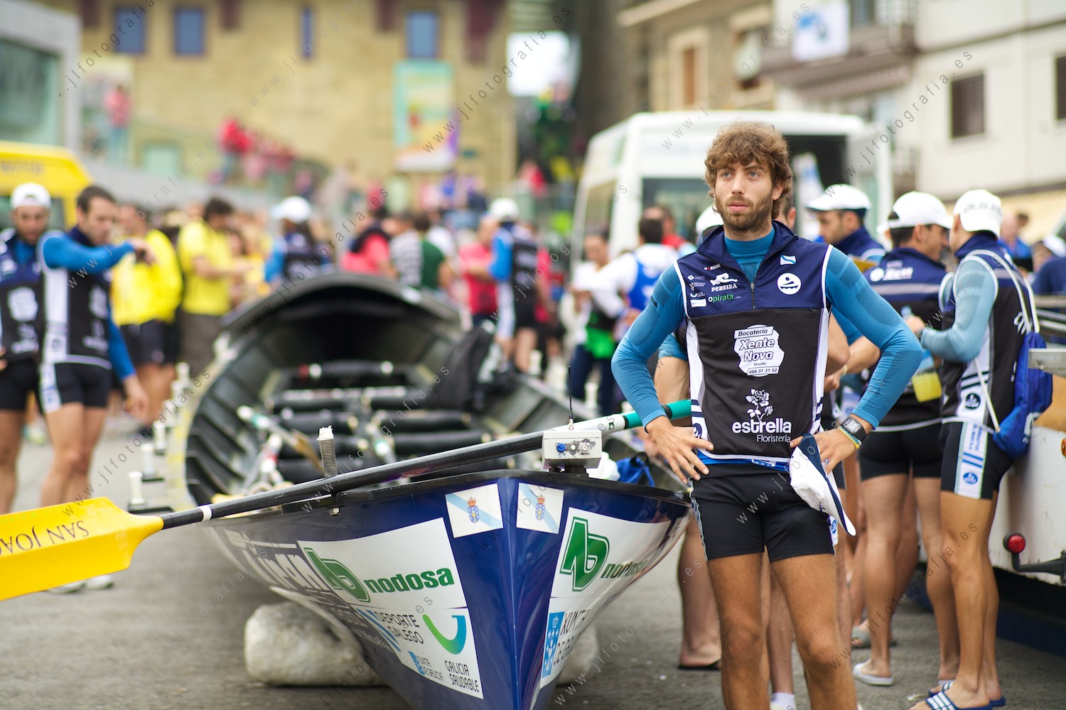 Un remero de la embaracación gallega Tirán, esperando el momento de hacerse a la mar a competir en la regata de la bandera de la Concha de Donostia