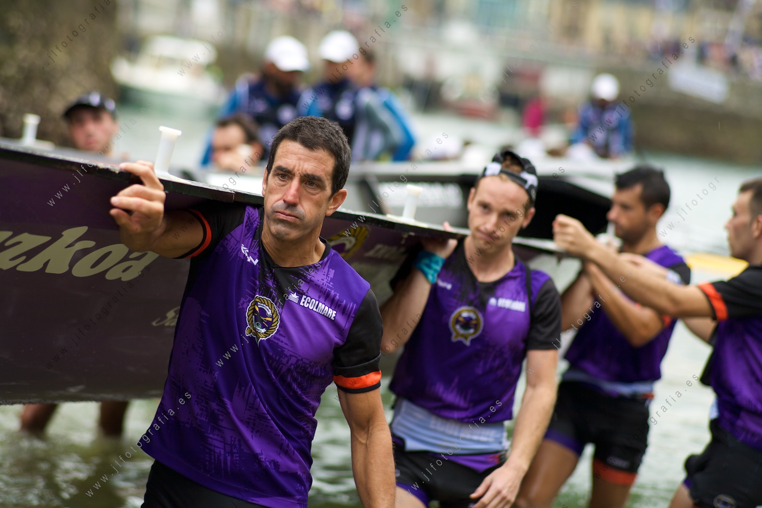 Llega a puerto la tripulación de San Pedro, habiéndolo dado todo en la regata de la bandera de la Concha de Donostia, abatidos pero orgullosos