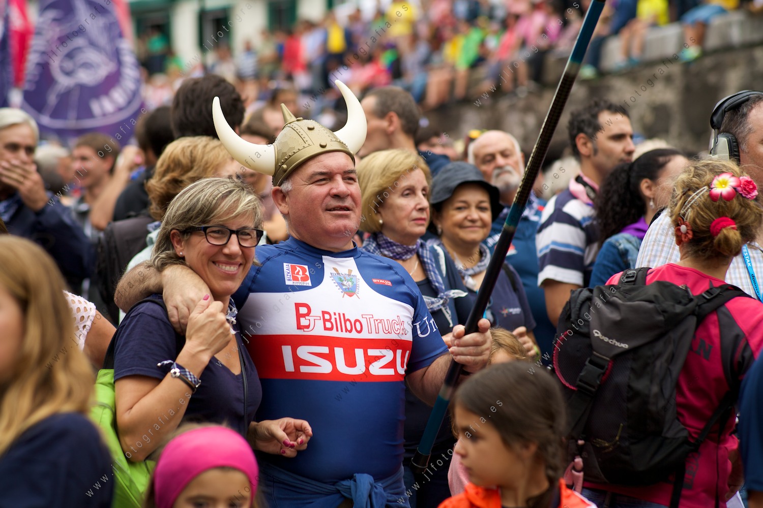 Una pareja de seguidores del club de remo Urdaibai de Bermeo, animando en el embarcadero en la regata de la bandera de la Concha de Donostia