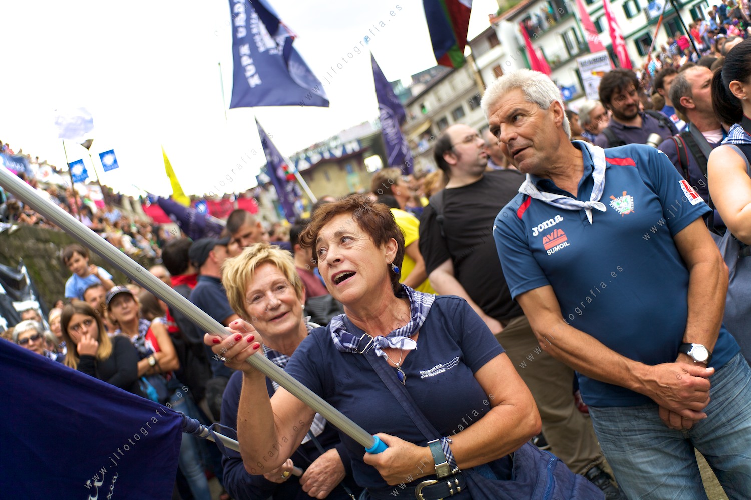 Aficionados de Urdaibai, celebran la victoria ondeando las banderas de su club tras ganar la bandera de la Concha de Donostia
