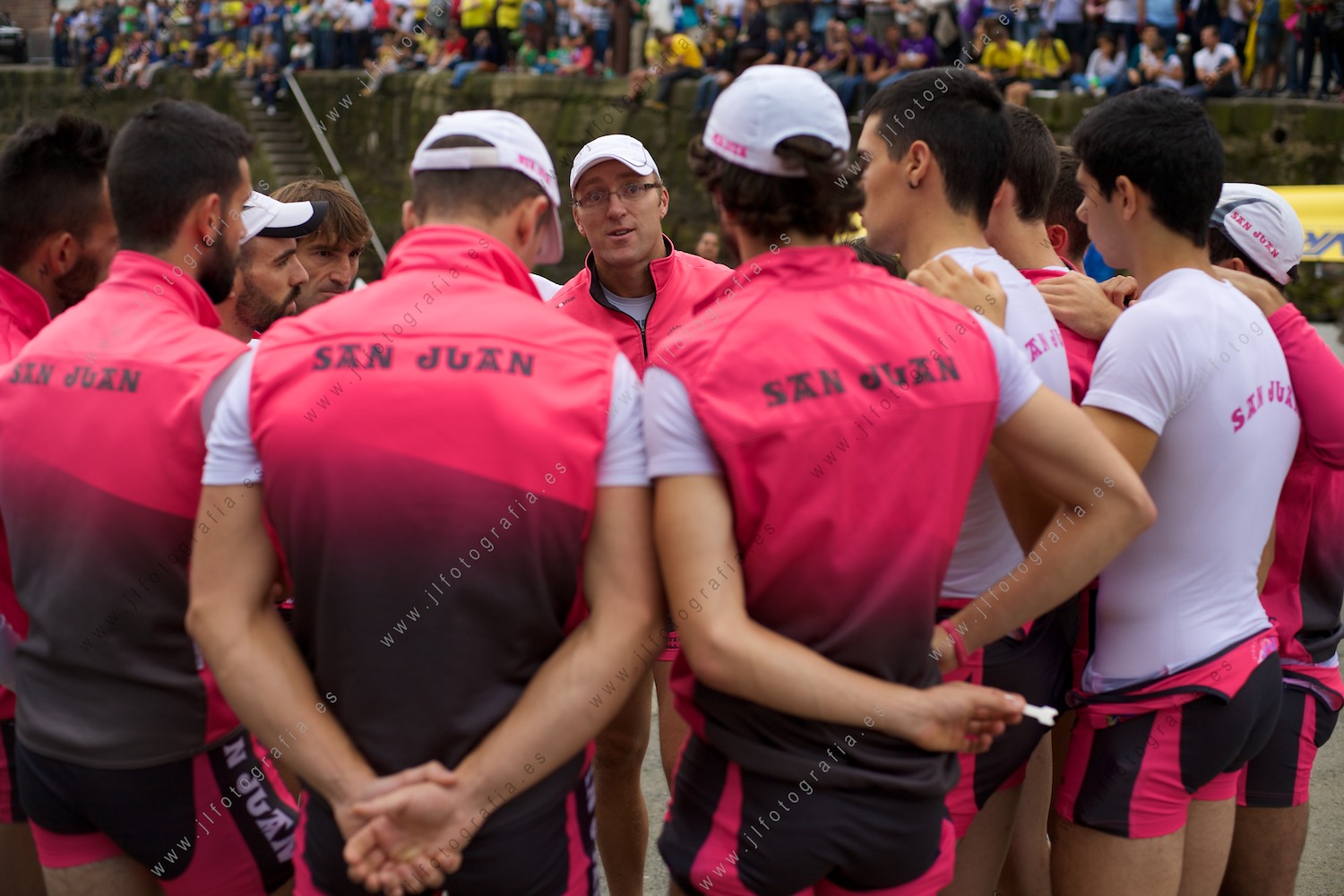 Uno de los remeros de el club de remo San Juan animando a su compañeros antes de comenzar la regata de la bandera de la Concha de San Sebastián