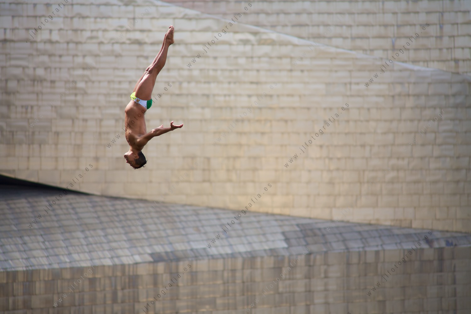 Vuelo picado de clavadista en el Red Bull Cliff Diving en Bilbao