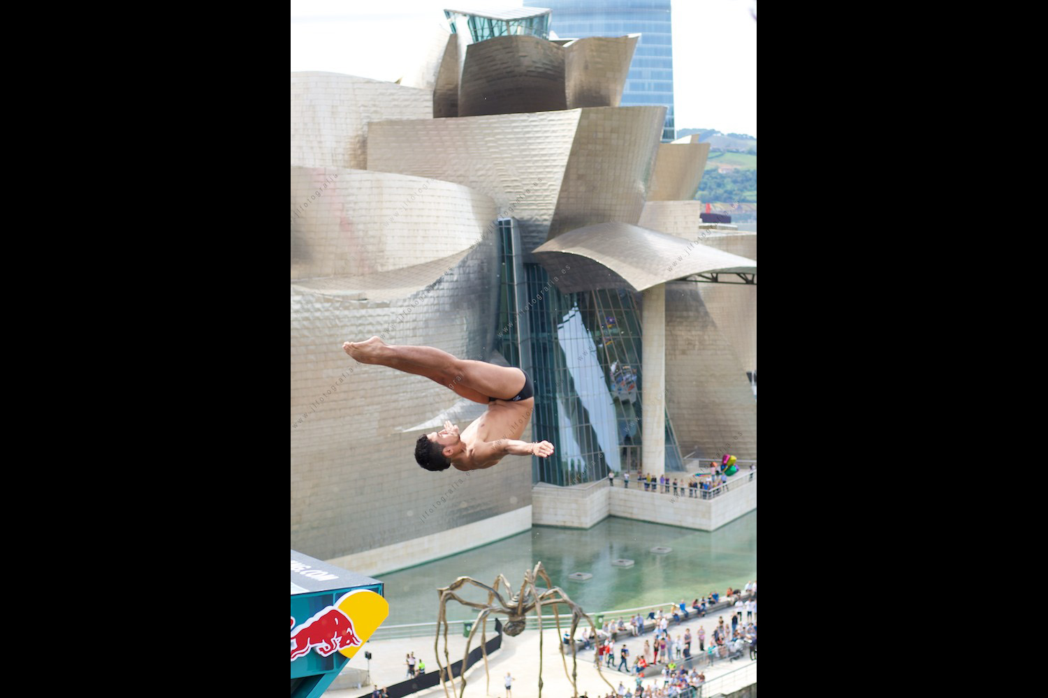 carpado del saltador clavadista en en el Red Bull Cliff Diving en Bilbao 