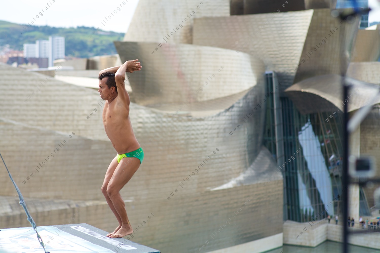 Gesto técnico de un clavadista, antes de su salto en en el Red Bull Cliff Diving en Bilbao