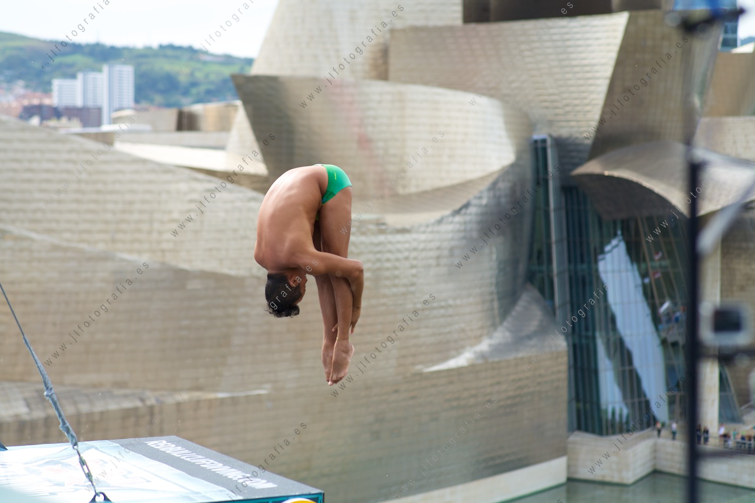 Definición perfecta del inicio del salto en en el Red Bull Cliff Diving en Bilbao