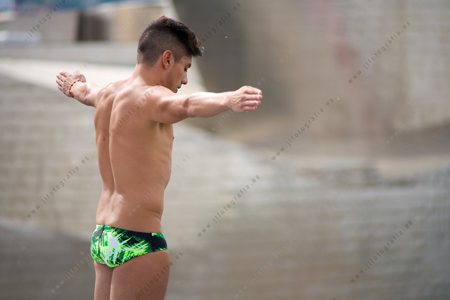 Gesto de concentración antes del salto en la competición del Red Bull Cliff Diving en Bilbao