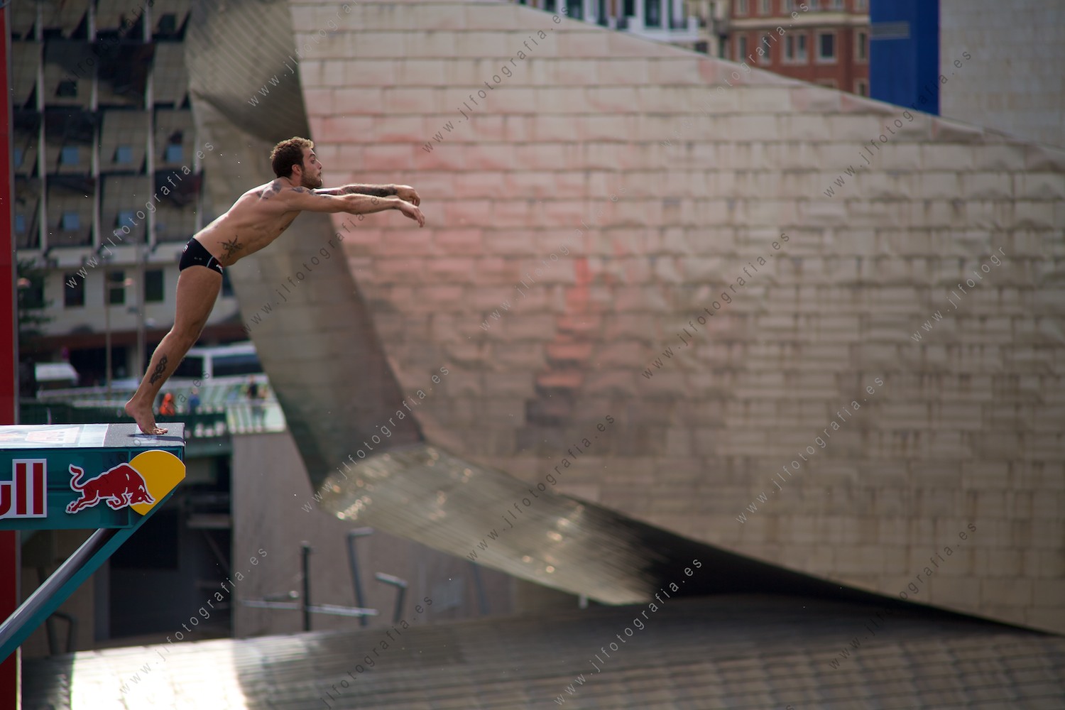 Curiosa postura congelada del inicio de un salto en el Red Bull Cliff Diving en Bilbao