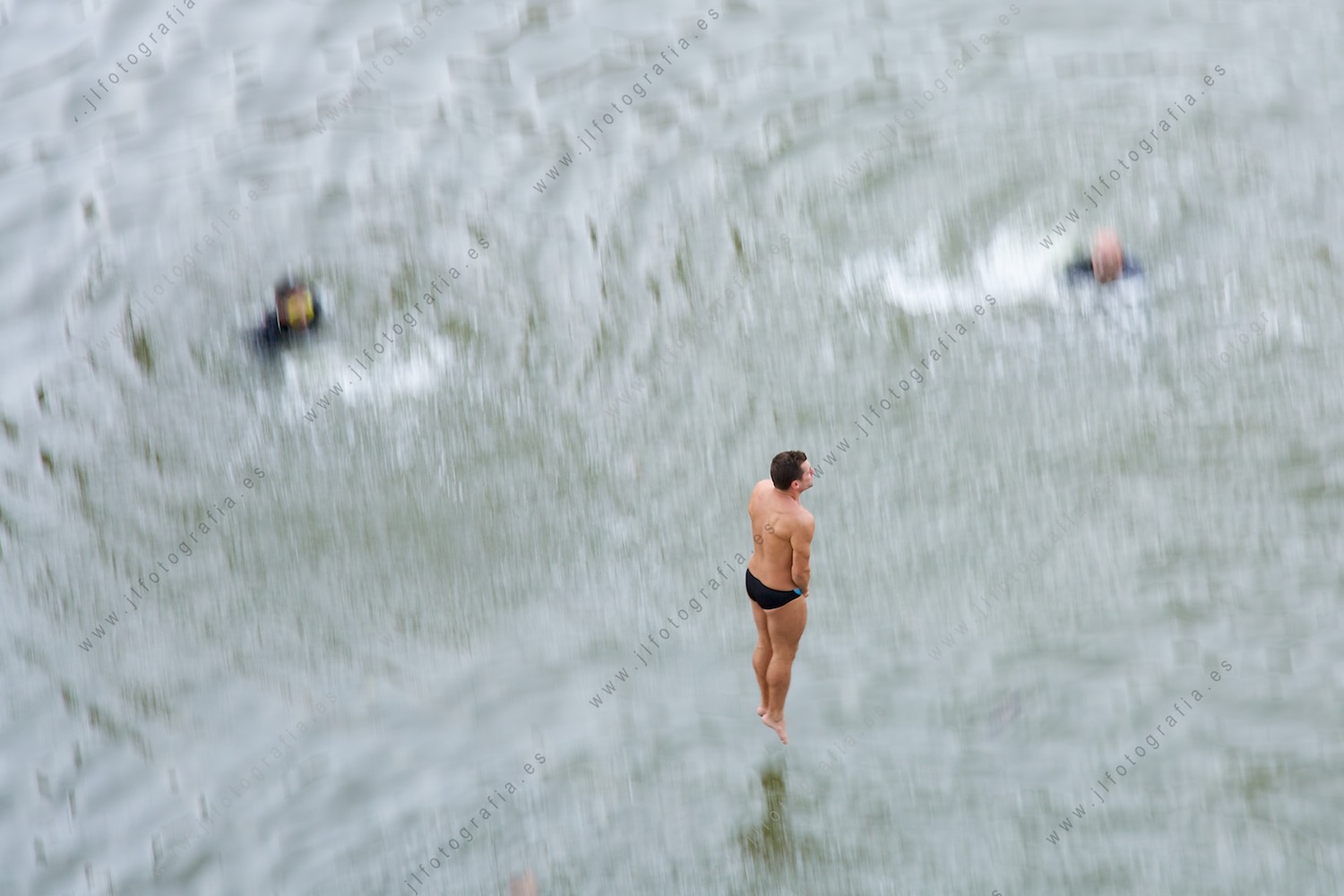 Barrido de uno de los clavadistas en el Red Bull Cliff Diving en Bilbao, a punto de entrar en el agua