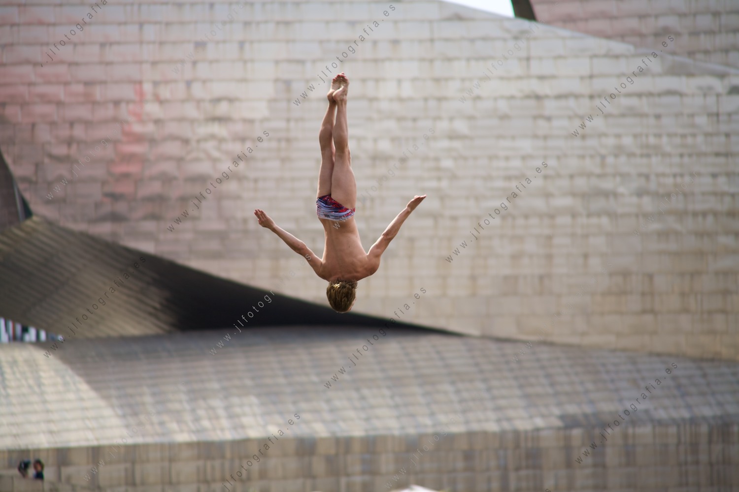 fantástico picado del clavadista Gary Hunt en en el Red Bull Cliff Diving en Bilbao
