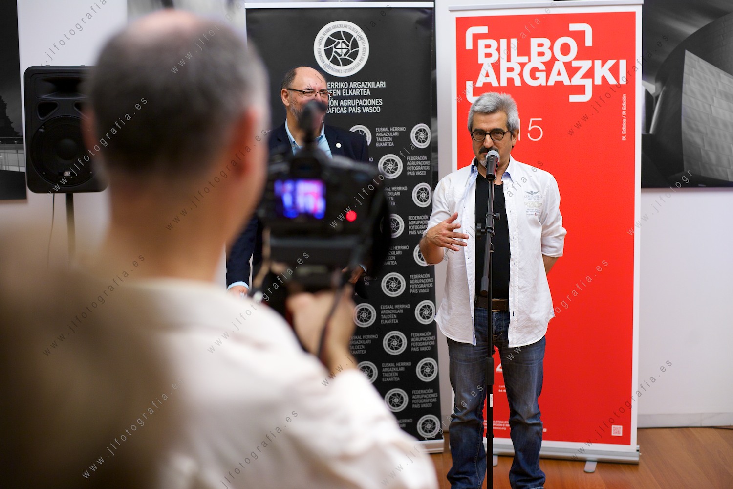 Agustín Sagasti, fotógrafo profesional especializado en fotografía de arquitectura en la presentación de su exposición