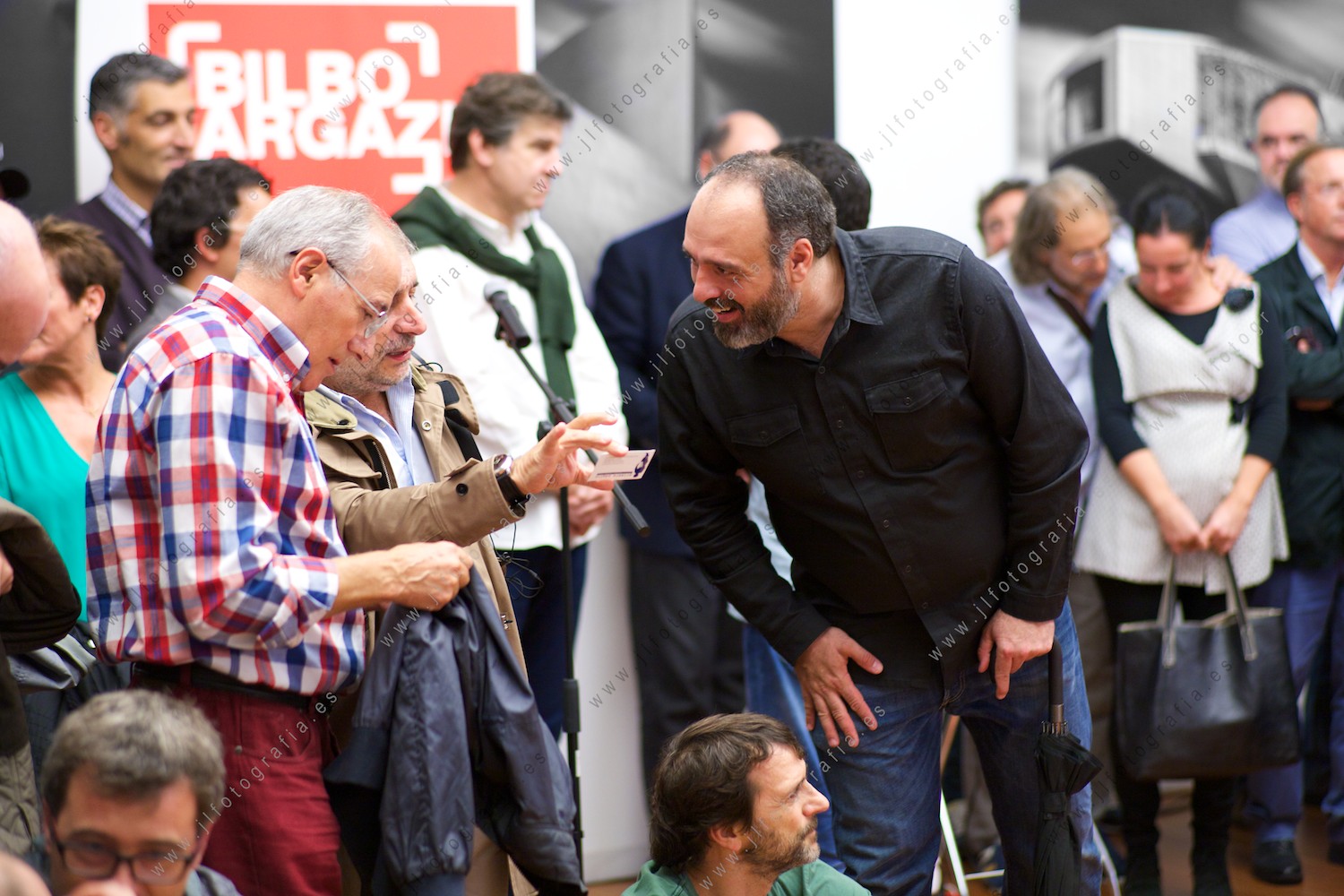 Invitados en la inauguración de ARKT de Agustín Sagasti, fotógrafo profesional, en Bilbao.