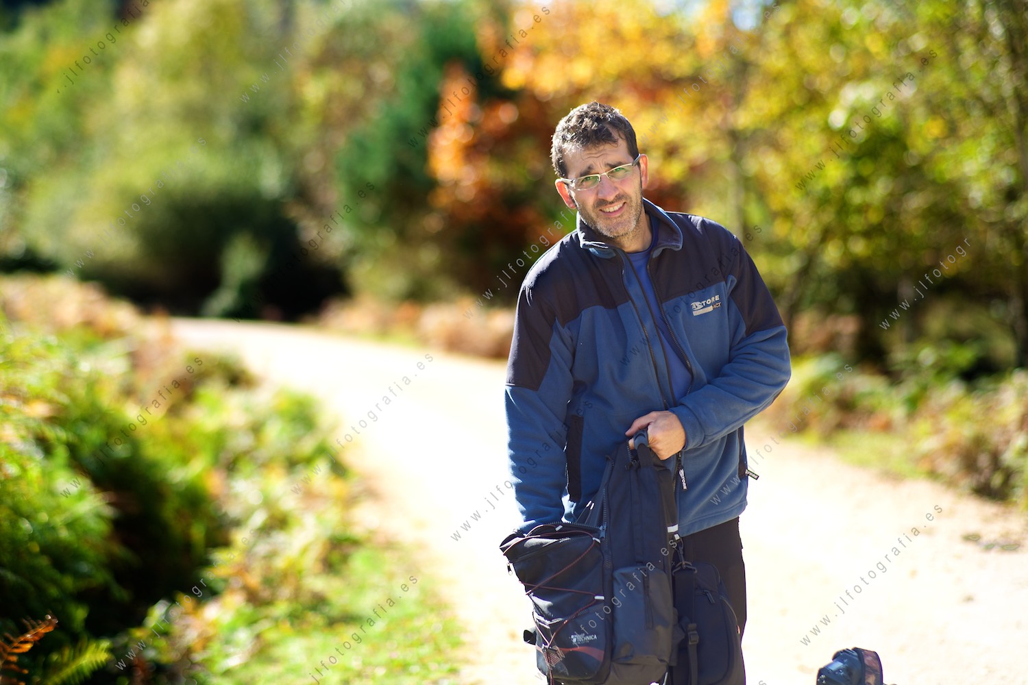 Jose Luis Rodríguez, fotógrafo socio de Denbora, recogiendo el materialen el parque natural del Gorbea