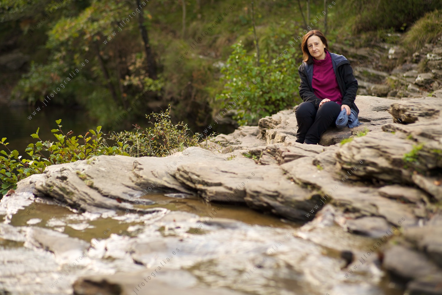 Josune Reoyo, fotógrafa de Barakaldo socia de Denbora, posando en el río del parque natural del Gorbea