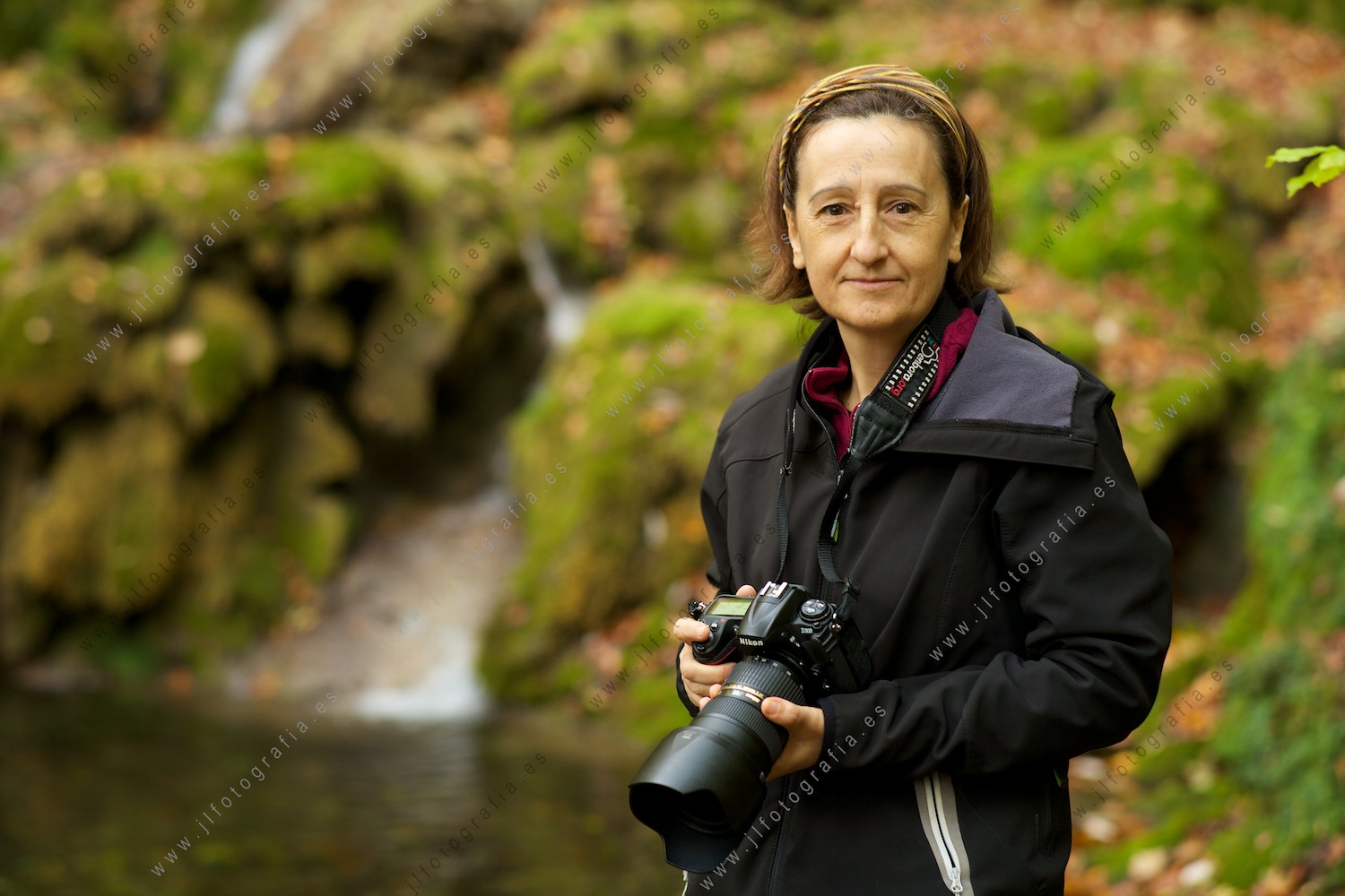 Retrato de plano medio de la fotógrafa de paisajes Josune Reoyo en la cascada de Tobería, en Andoin. 