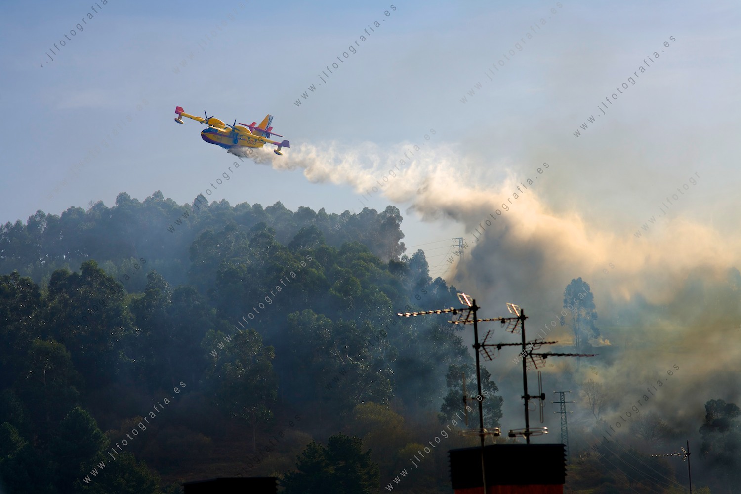 Hidroavión descargando el agua sobre el fuego en Berango, Getxo