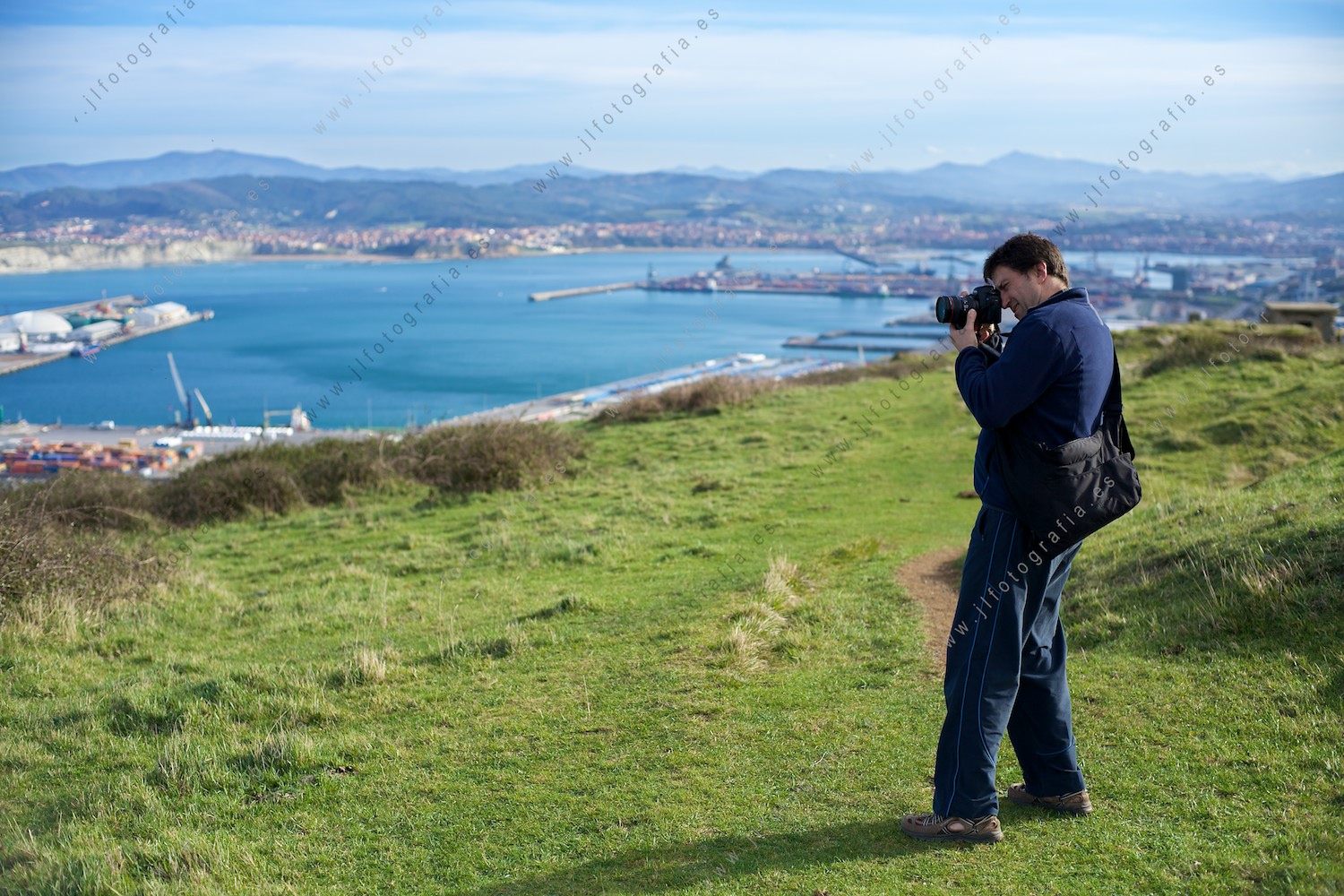 Bertus, uno de los socios de Denbora, hace fotografías desde el monte Punta Lucero, con el Abra al fondo.