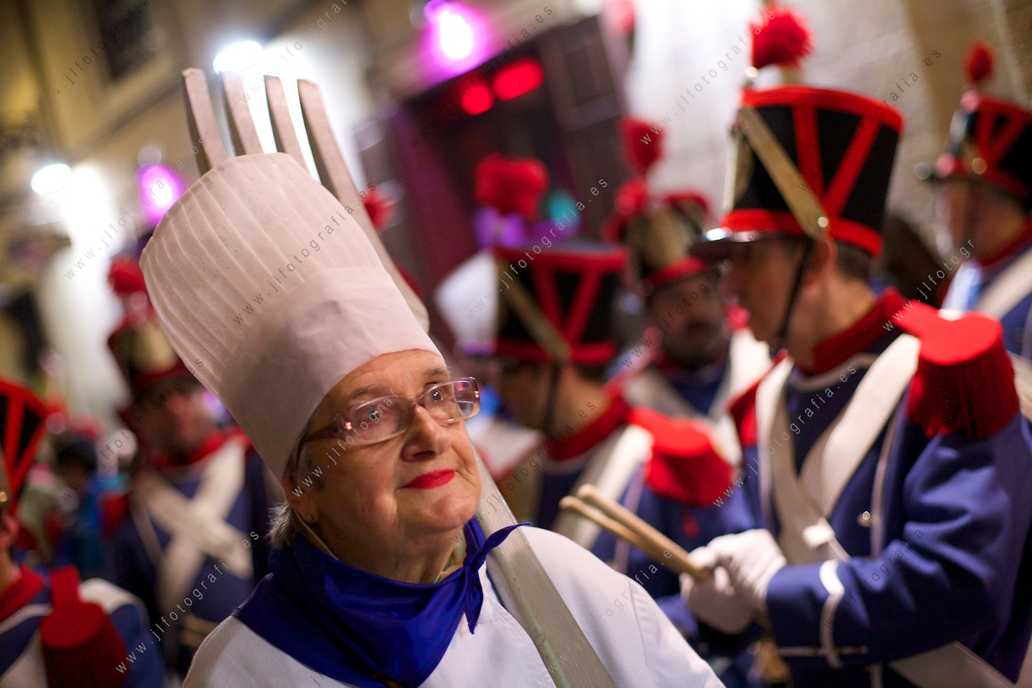 Donostiarras de todas las edades disfrutando en la fiesta de la tamborrada de San Sebastián 