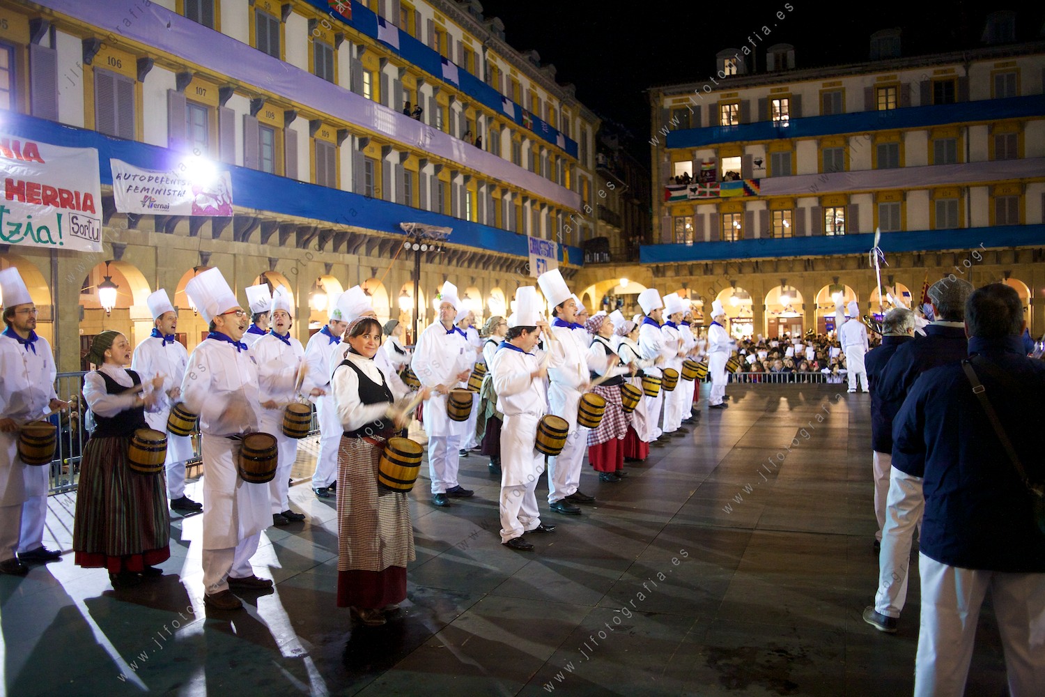 Las sociedades gastronómicas van dando conciertos en la plaza de la constitución tocando la música de Sarriegi.
