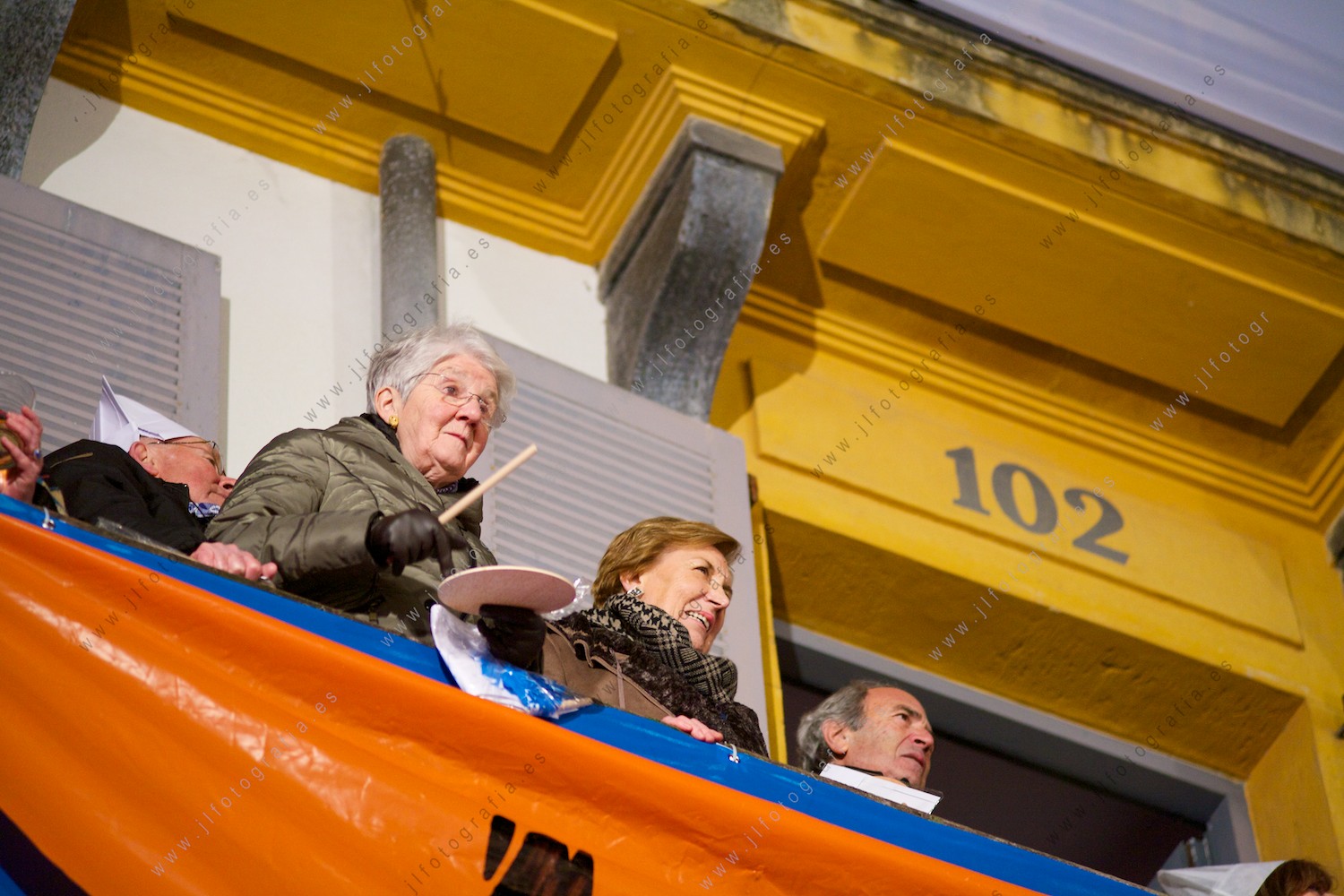 Una anciana vive como una niña la izada de la bandera en la Plaza de la Constitución en la fiesta de la tamborrada de San Sebastián.