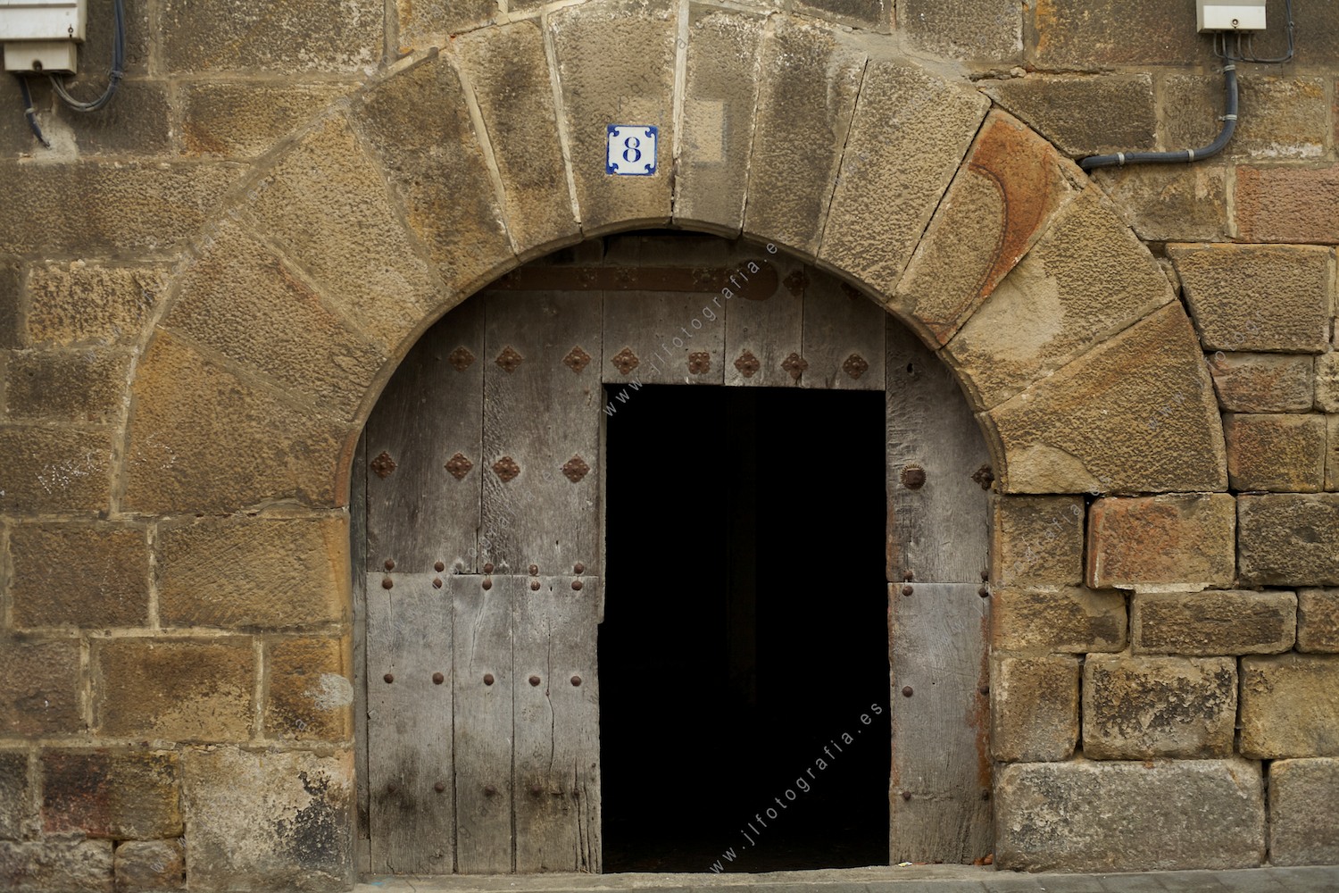 Entrada rústica a una vivienda en el pueblo de Otxandio