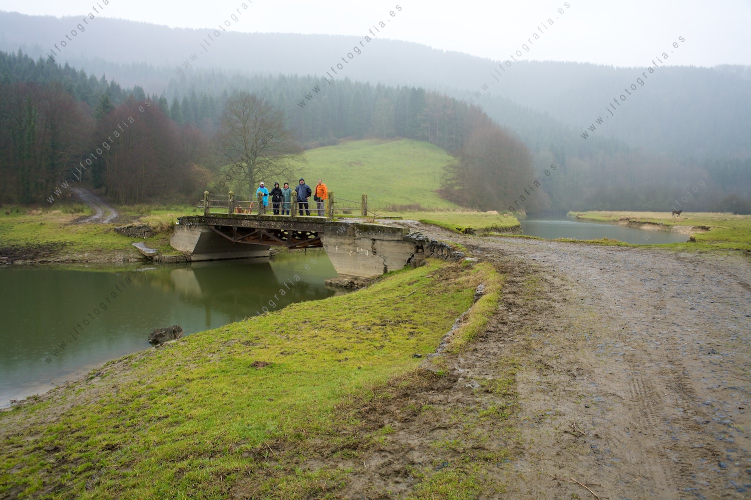 Grupo de socios de Denbora  en un puente sobre el río Urkiola, en la zona de Mekoleta, en Otxandio.