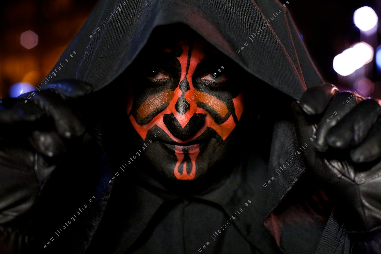 Tetrato de un personaje de Star Wars muy bien caracterizado Darth Maul