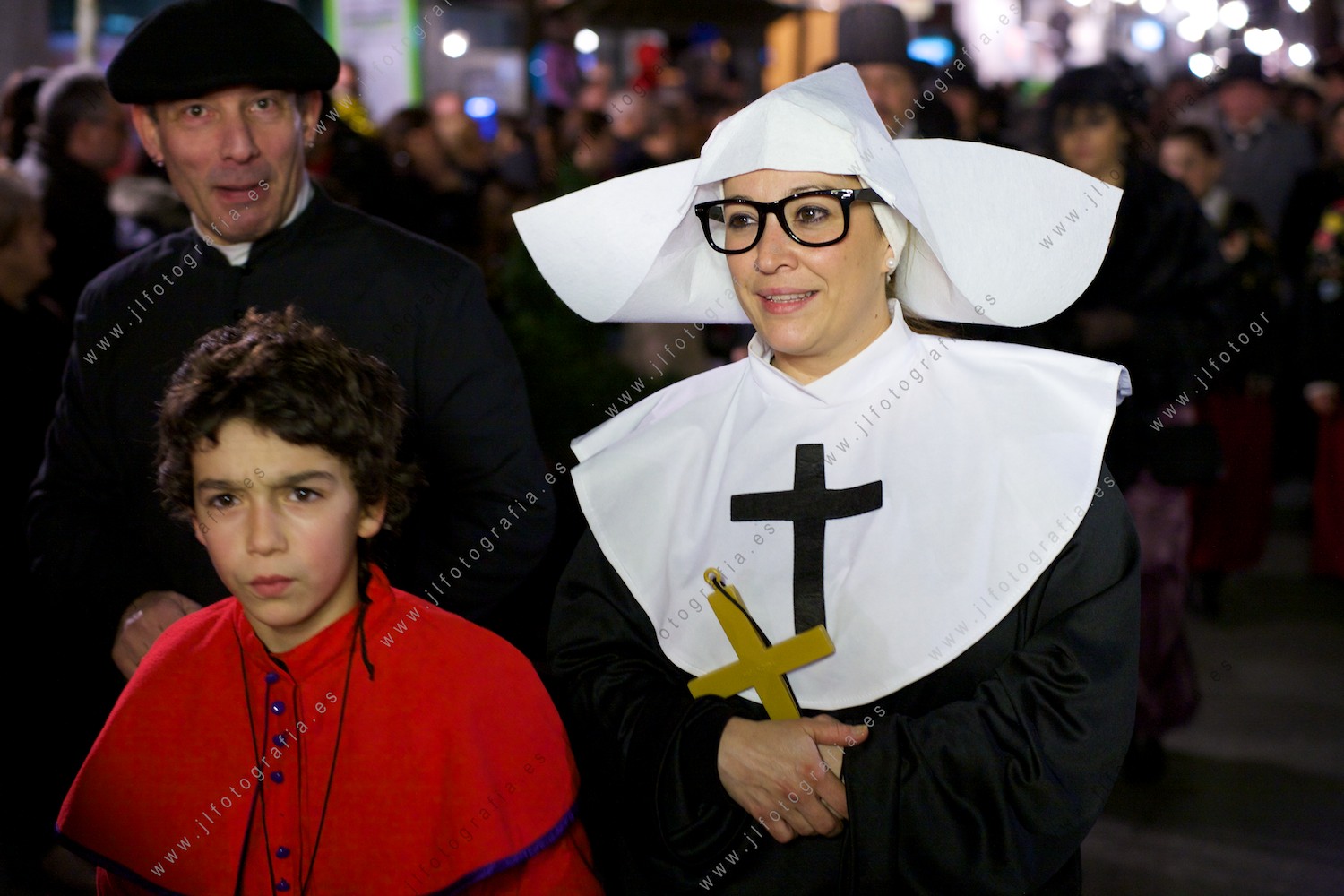 Grupo disfrazado de clérigos, monaguillo, monja y cardenal en carnavales de Barakaldo