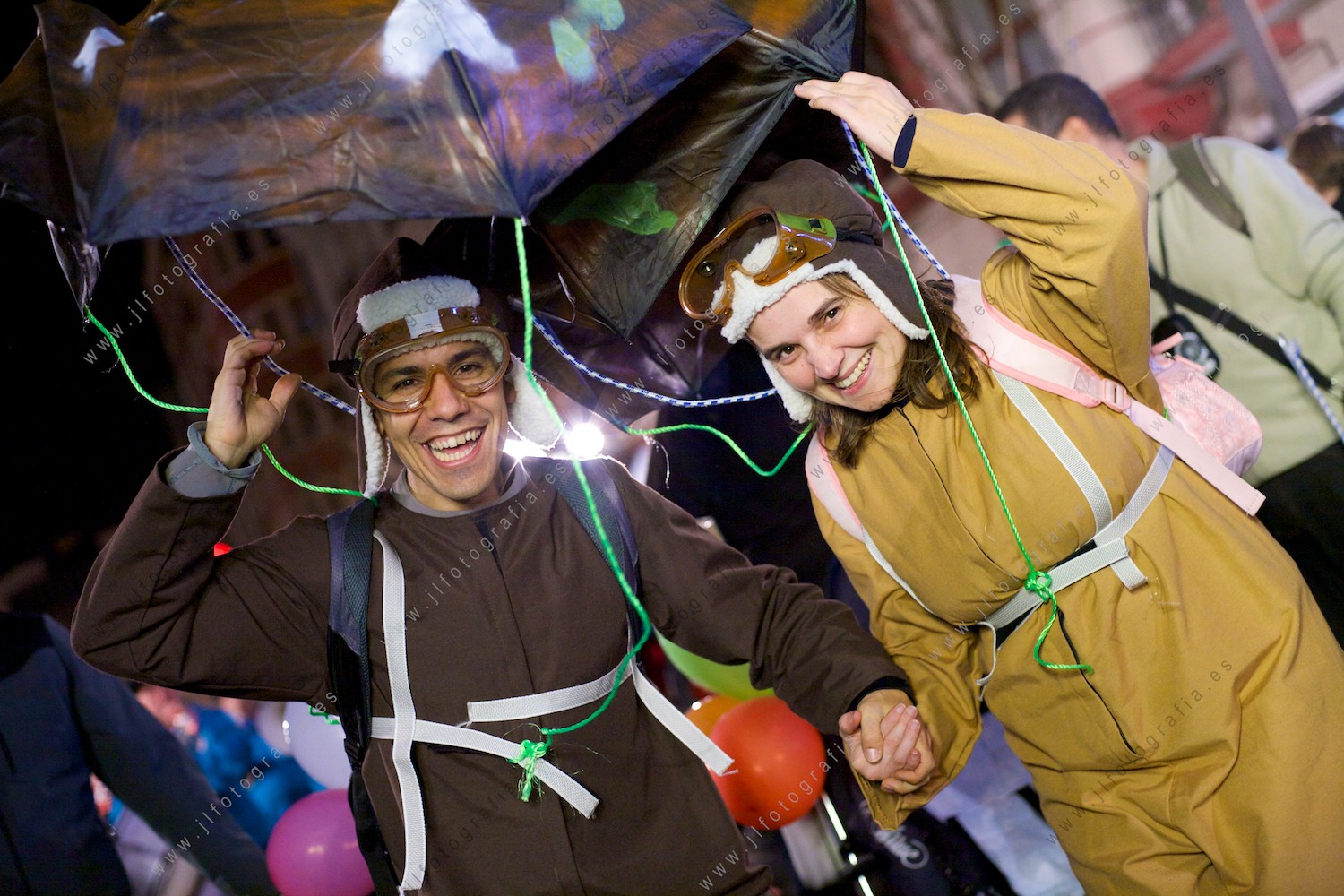 Disfrazados de pilotos paracaidistas en carnavales de Barakaldo.